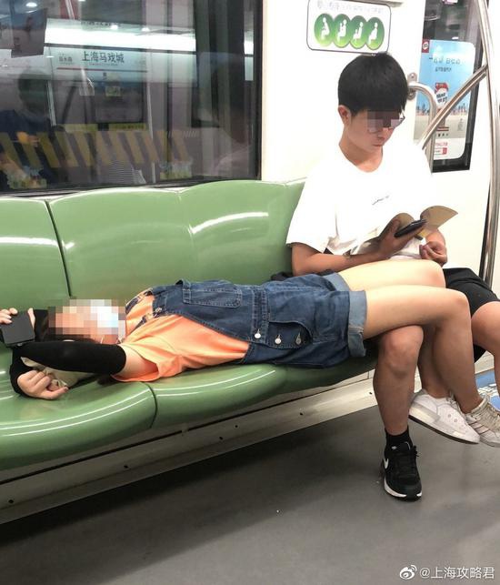 上海地铁1号线,女子躺在椅子上。