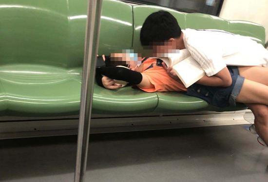 上海地铁1号线,一对男女躺卧在座椅上。 本文图片 @上海攻略君 图