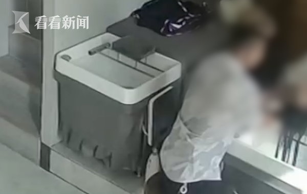 理发店男子"咸猪手"伸进女顾客衣领 就想往那按