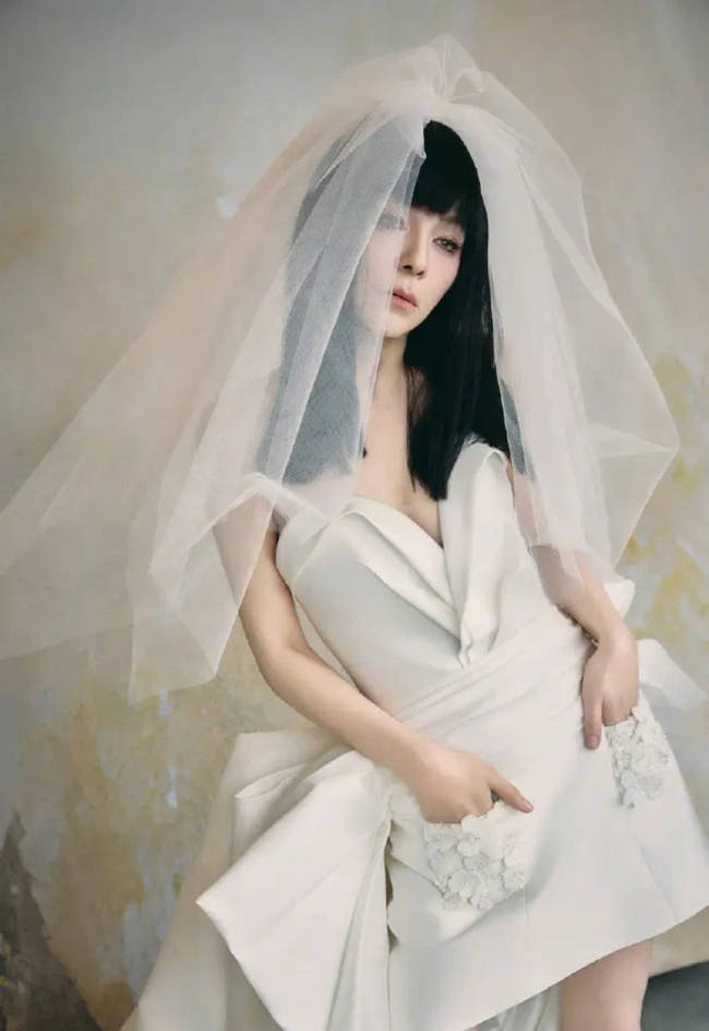 王琳穿婚纱走秀长腿纤细 五官立体宛如芭比娃娃