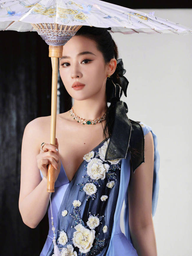 刘亦菲穿丝缎礼裙古典优雅 手撑油纸伞婀娜多姿