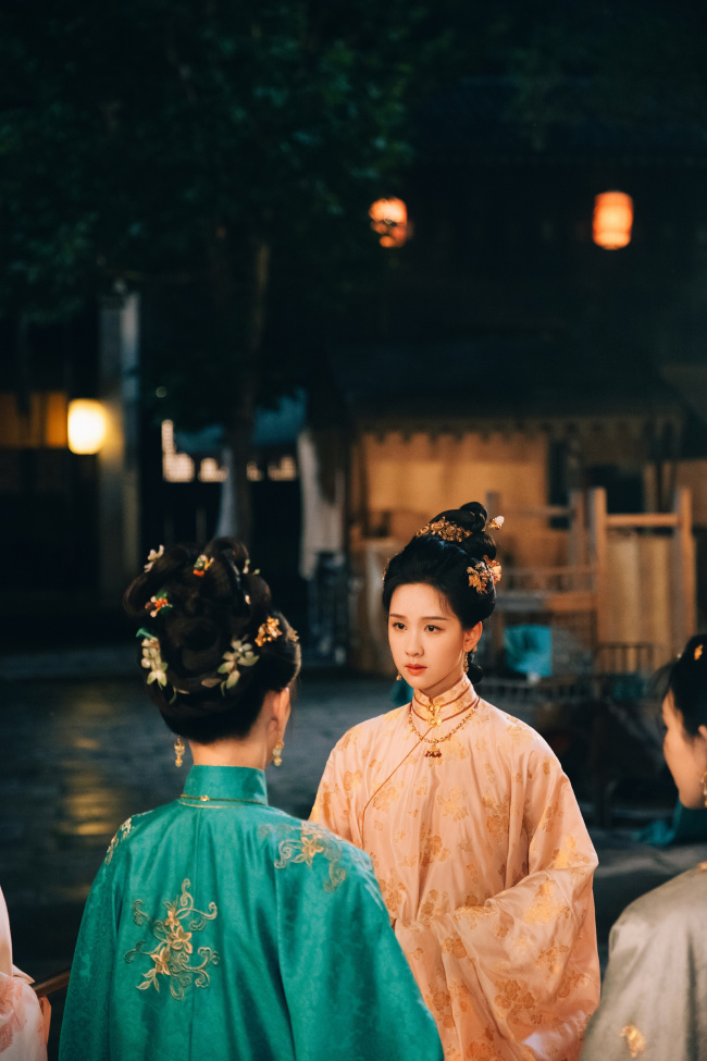 陈都灵《雁回时》古装造型图 气质端庄翩翩风度