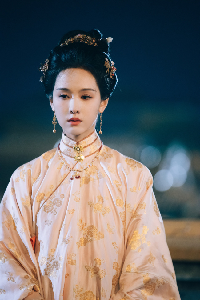 陈都灵《雁回时》古装造型图 气质端庄翩翩风度
