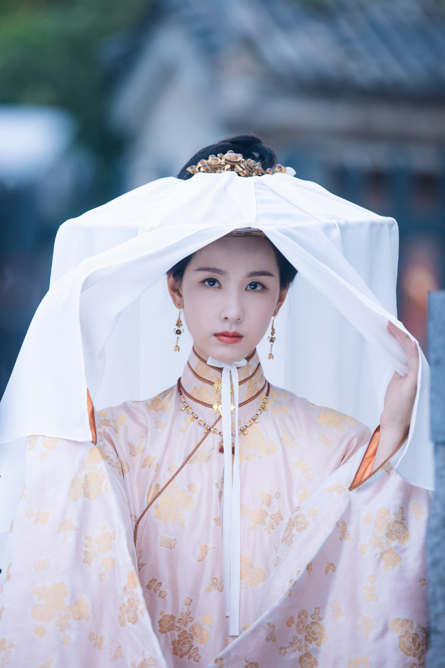 陈都灵《雁回时》古装造型图 气质端庄翩翩风度
