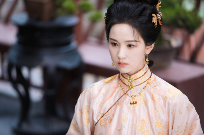 陈都灵《雁回时》古装造型图 气质端庄翩翩风度