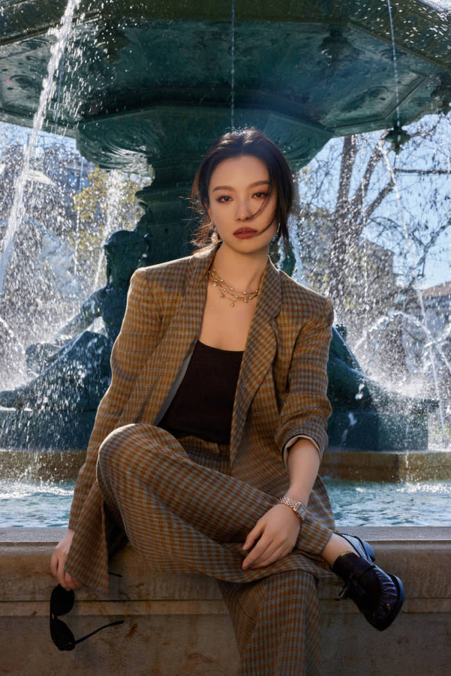 倪妮晒春日出游照松弛感十足 与玉兰花合影好美