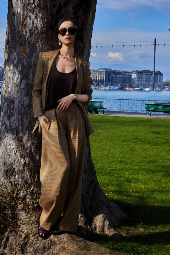 倪妮晒春日出游照松弛感十足 与玉兰花合影好美