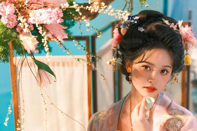 沈月穿古风长裙明媚娇俏 头簪粉花娇嫩甜美
