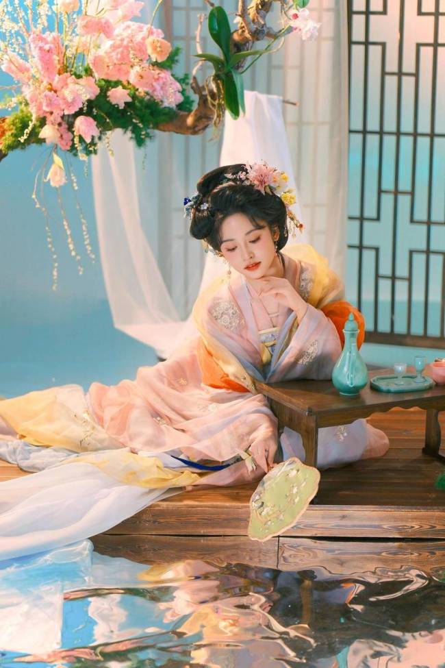 沈月穿古风长裙明媚娇俏 头簪粉花娇嫩甜美