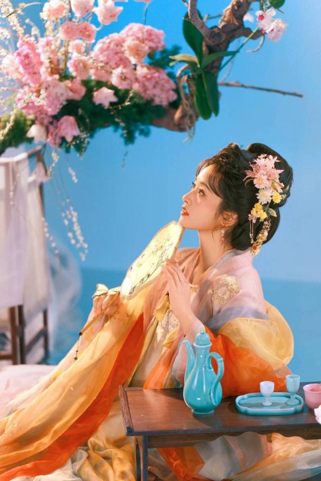 沈月穿古风长裙明媚娇俏 头簪粉花娇嫩甜美