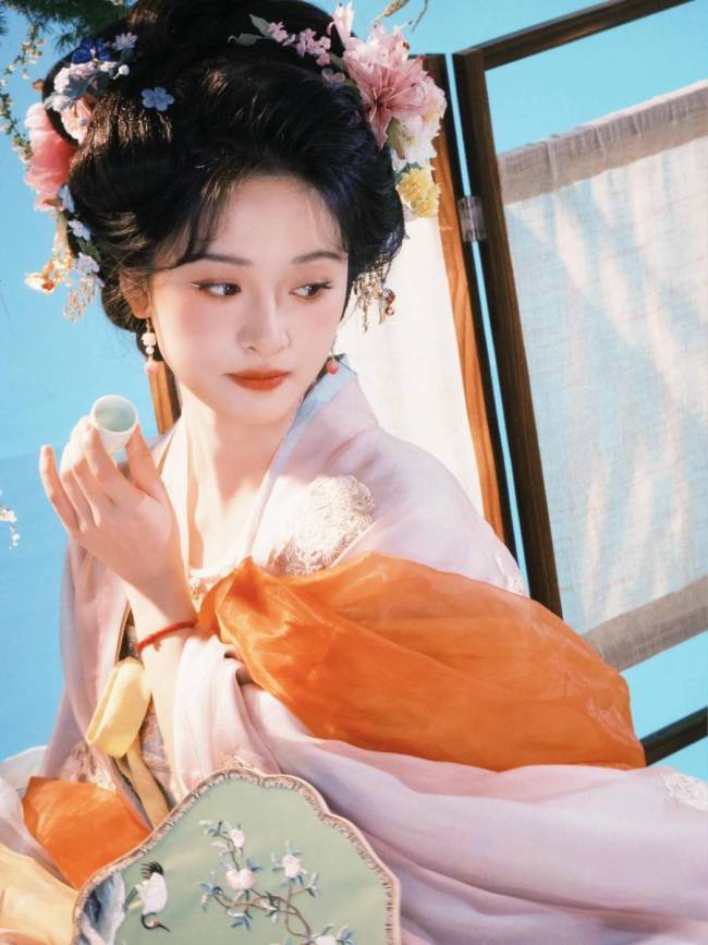 沈月穿古风长裙明媚娇俏 头簪粉花娇嫩甜美