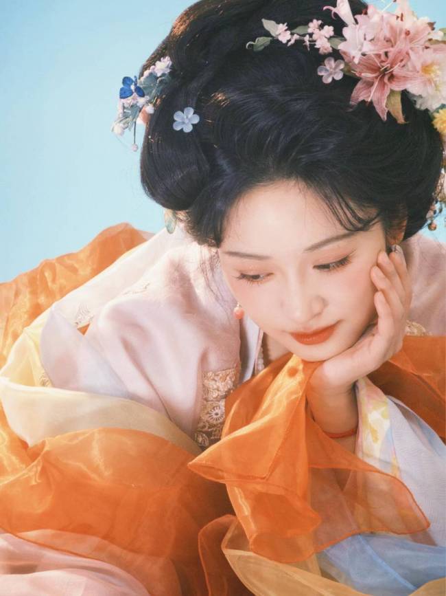 沈月穿古风长裙明媚娇俏 头簪粉花娇嫩甜美