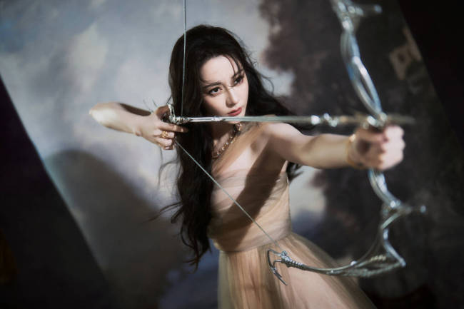 迪丽热巴穿纱裙美如油画 低眉抚琴神秘又性感