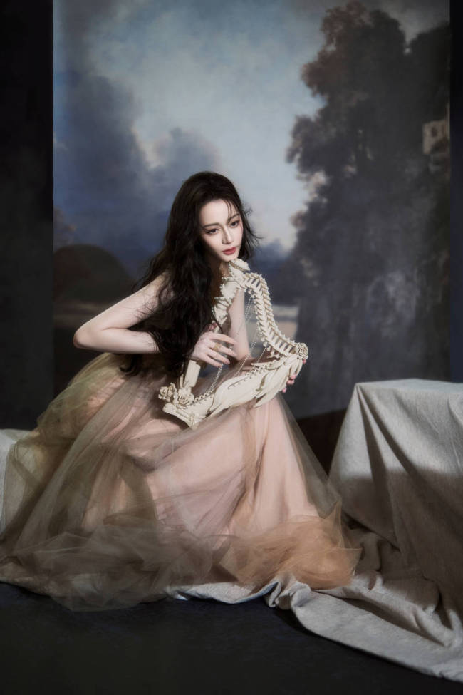 迪丽热巴穿纱裙美如油画 低眉抚琴神秘又性感