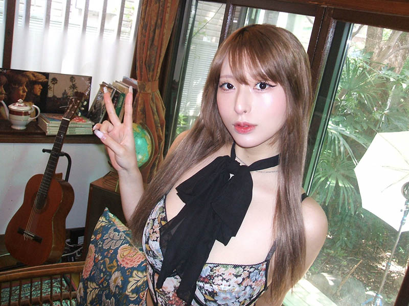 「I罩杯」女演员桃果明里闪电引退！回归念大学...开心把巨R放在桌上