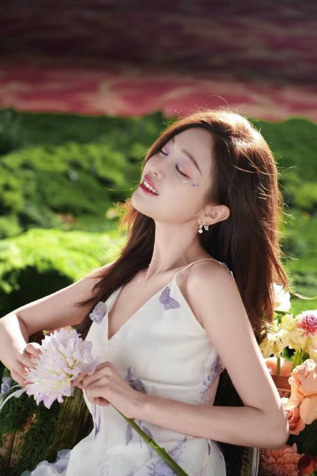 吴宣仪穿吊带长裙变身花仙子 紫罗兰眼妆清新动人