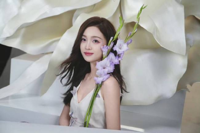 吴宣仪穿吊带长裙变身花仙子 紫罗兰眼妆清新动人