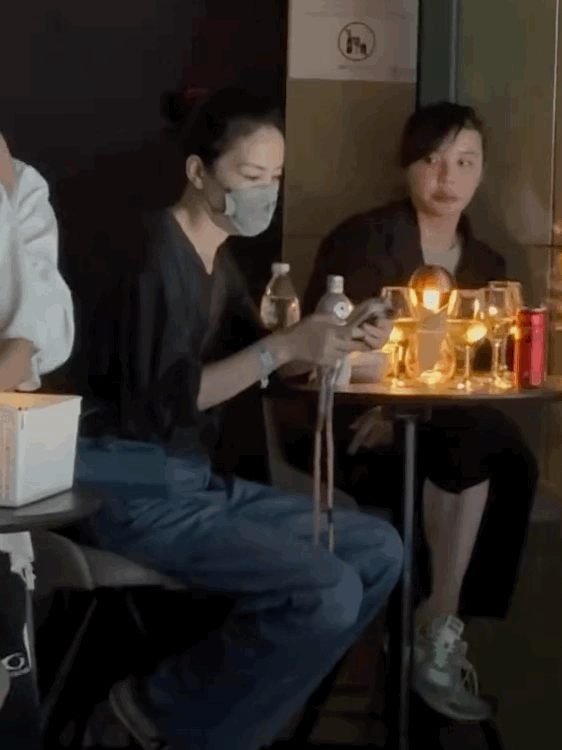 王菲惊喜现身男友谢霆锋演唱会！戴口罩穿搭很低调