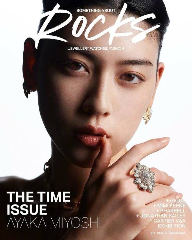 三吉彩花穿吊带裙秀身材 前凸后翘尽显成熟韵味