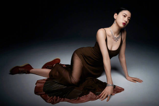 三吉彩花穿吊带裙秀身材 前凸后翘尽显成熟韵味