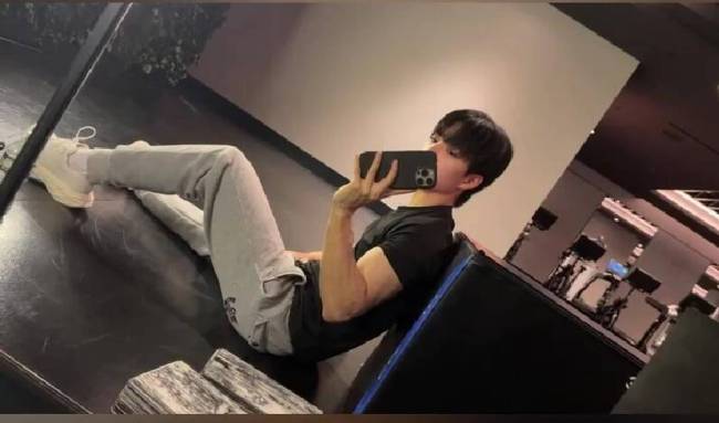 王中磊晒儿子威廉留学照 海边戴墨镜酷飒帅气