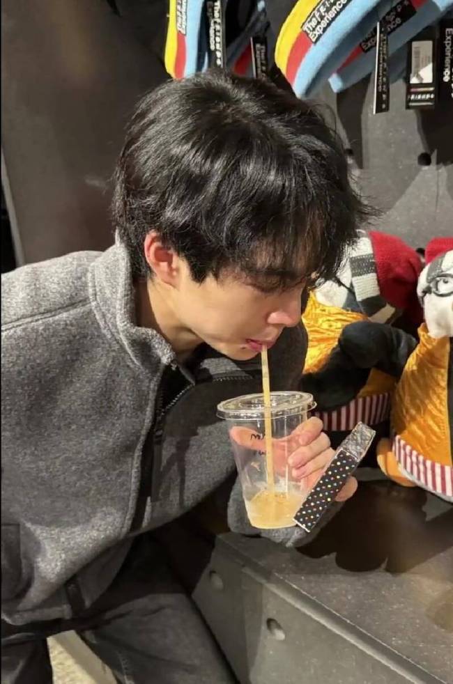 王中磊晒儿子威廉留学照 海边戴墨镜酷飒帅气