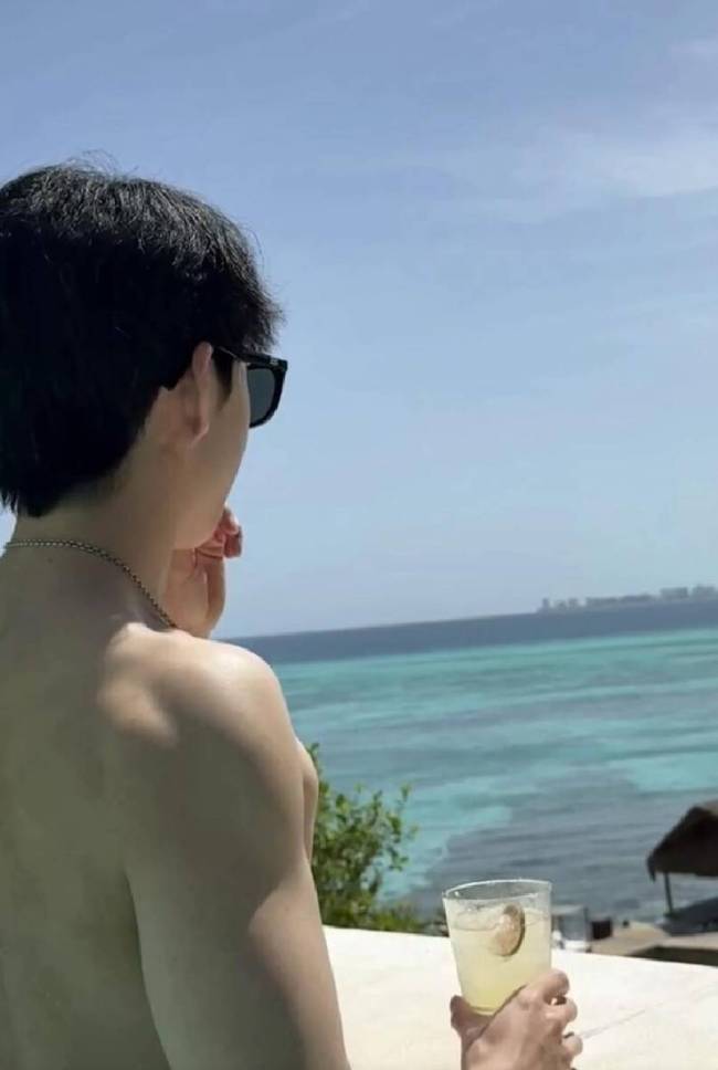 王中磊晒儿子威廉留学照 海边戴墨镜酷飒帅气