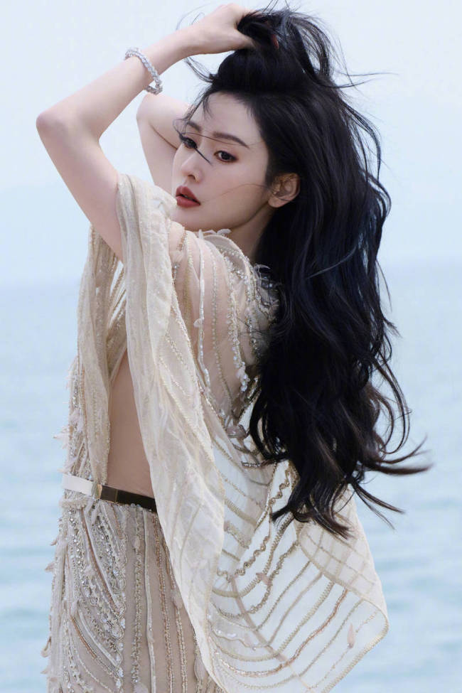 张天爱穿清凉纱裙秀白皙美腿 海边吹风似人鱼公主