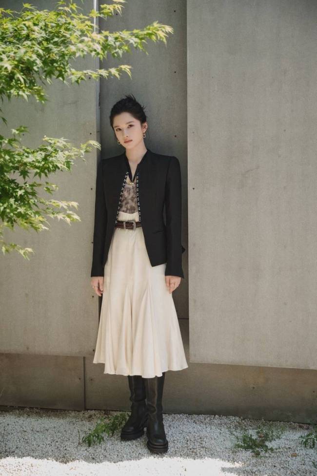 张婧仪穿黑色西装外套知性干练 微卷造型甜美温柔
