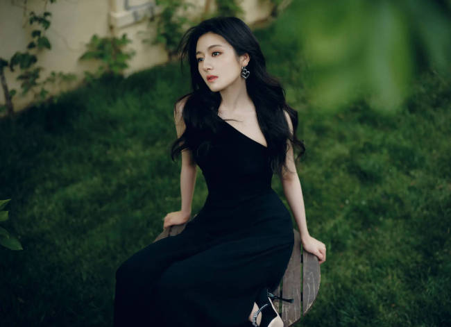 李兰迪穿修身长裙秀完美腰线 大波浪造型成熟撩人