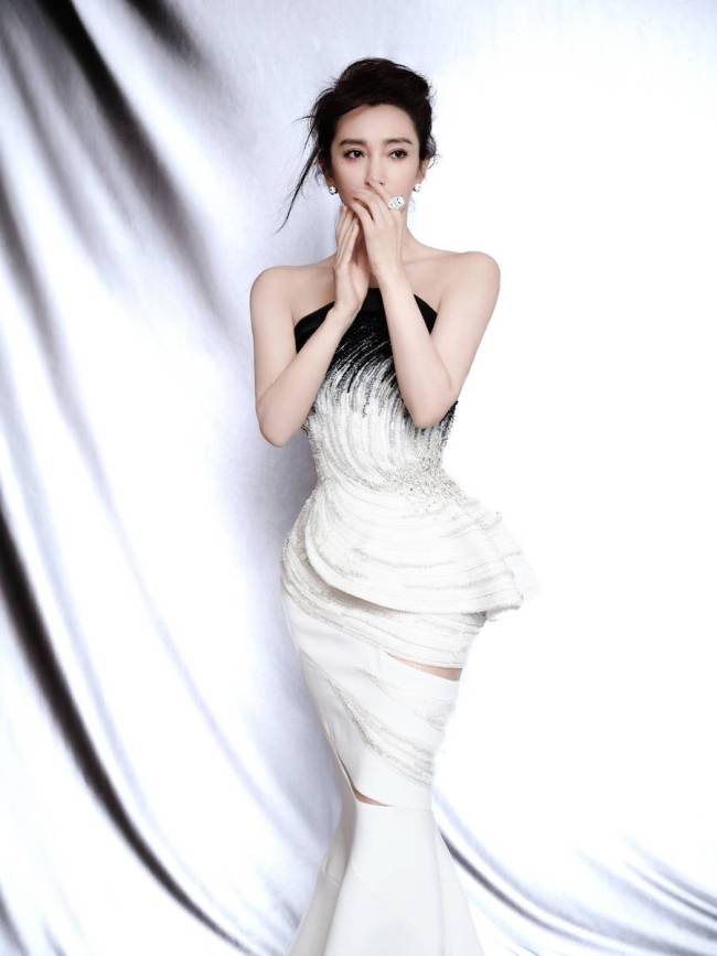 李冰冰穿露背白裙美如天鹅 身姿婀娜高贵眼眸明亮