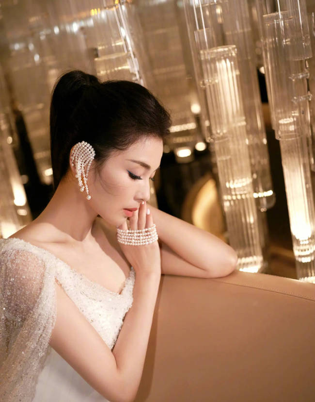 刘涛身穿披肩礼服配瀑布耳环 端庄典雅尽显东方美