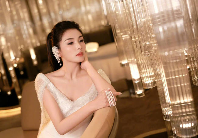 刘涛身穿披肩礼服配瀑布耳环 端庄典雅尽显东方美