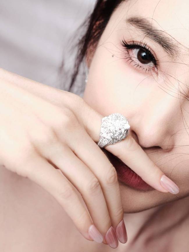 李冰冰穿露背白裙美如天鹅 身姿婀娜高贵眼眸明亮