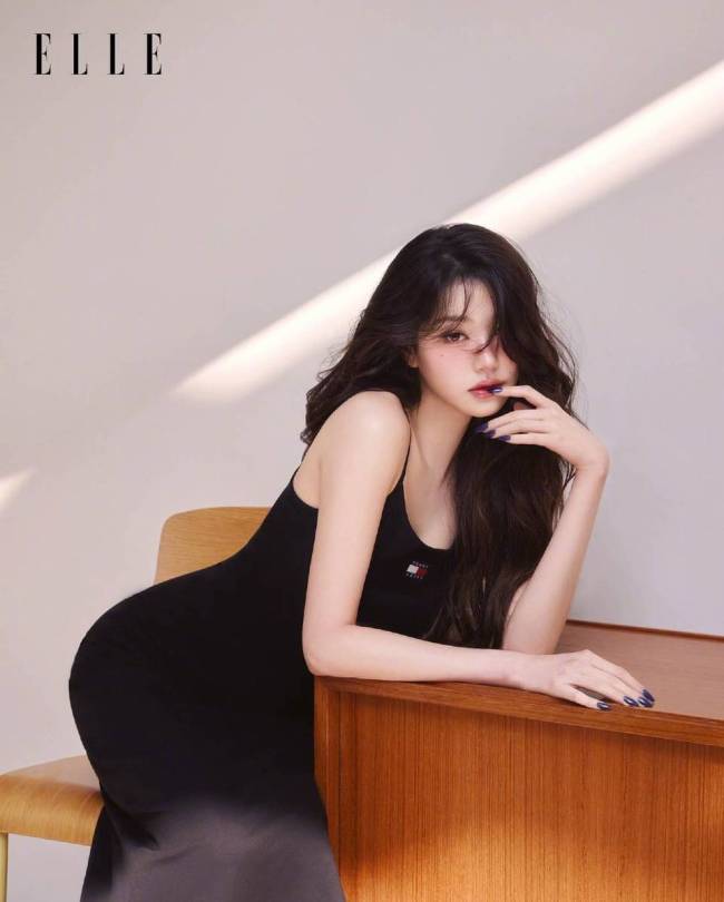 张元英黑色吊带裙身姿性感 前凸后翘大秀婀娜曲线