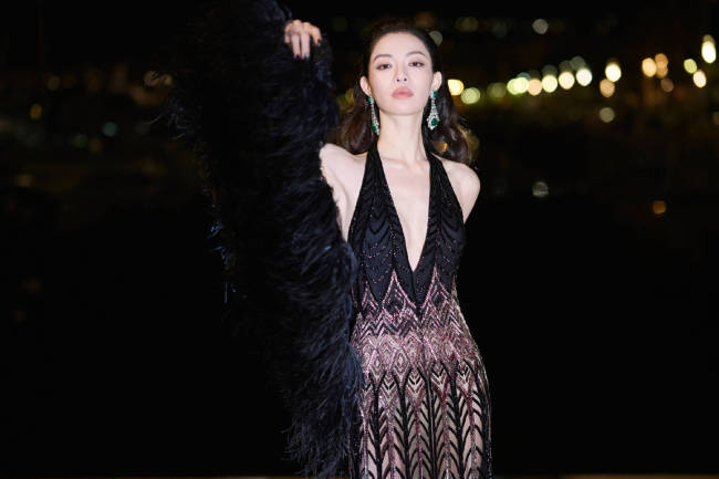 钟楚曦穿挂脖深V裙秀美背 美腿修长身姿性感妩媚