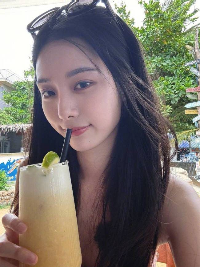 黄子韬晒与徐艺洋出游照 二人对镜自拍超甜蜜