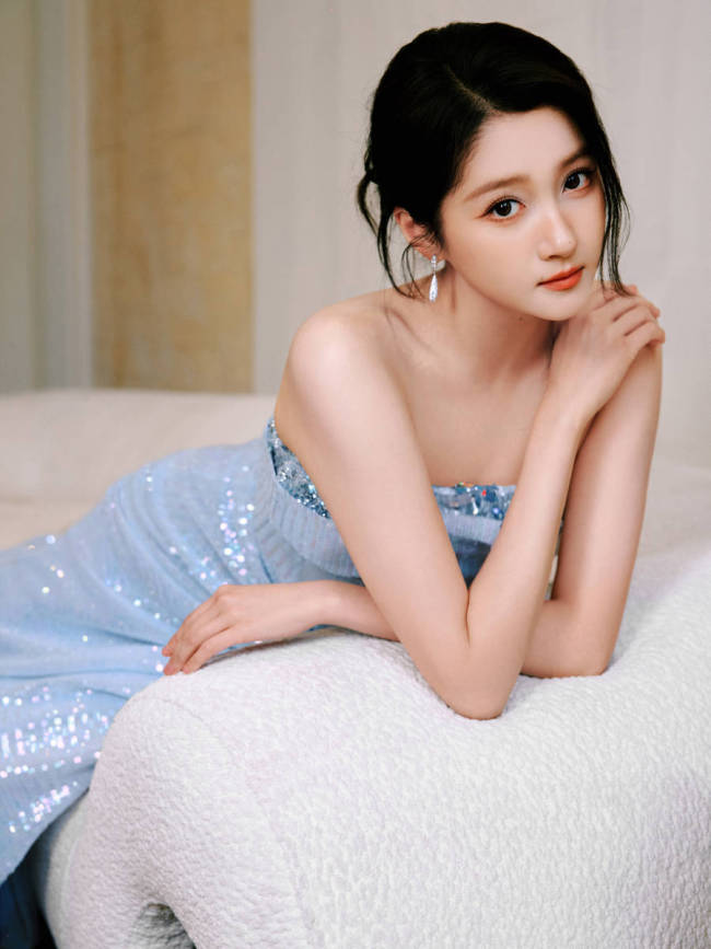 关晓彤身穿蓝色抹胸开叉裙 秀修长美腿性感妩媚