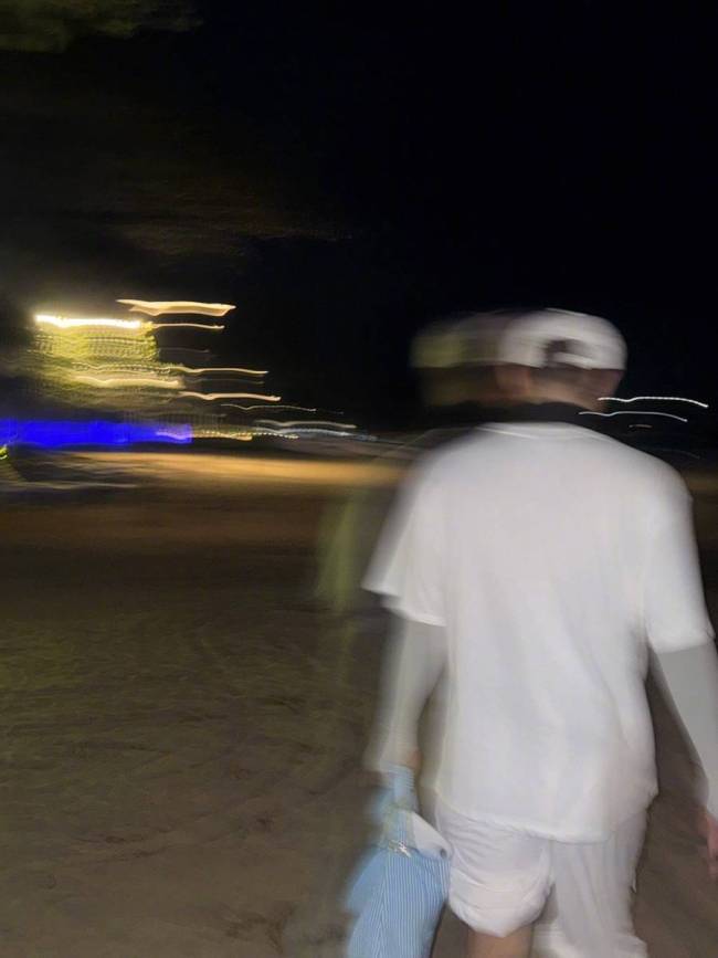 黄子韬晒与徐艺洋出游照 二人对镜自拍超甜蜜