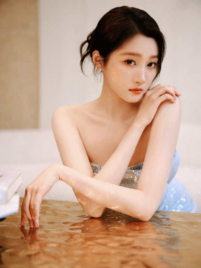 关晓彤身穿蓝色抹胸开叉裙 秀修长美腿性感妩媚