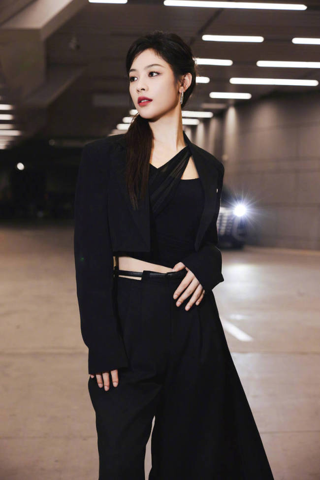陈丽君纯黑套装简约利落 化身冷酷御姐又美又飒