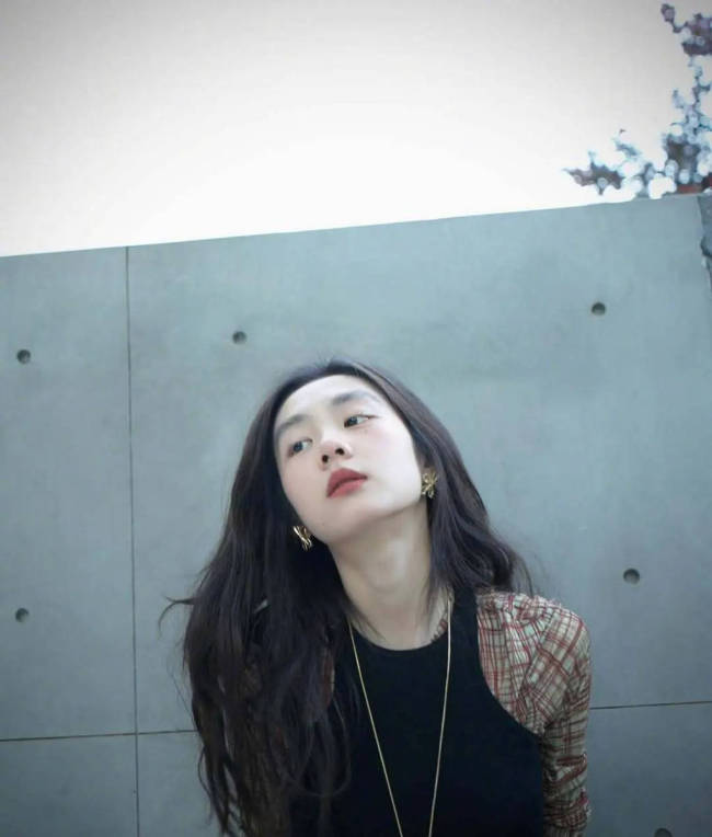 黄多多在树下拍照化身文艺女主 卷发造型明媚大气