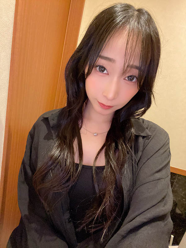 引退两年的「骑乘位女王」复出了 昔日发片机器！莲实克蕾雅震撼回归