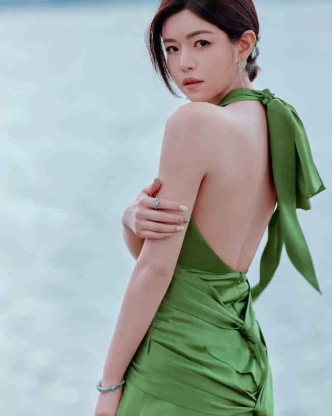陈妍希洱海边散步拍美照 穿绿色露背裙秀雪白肌肤