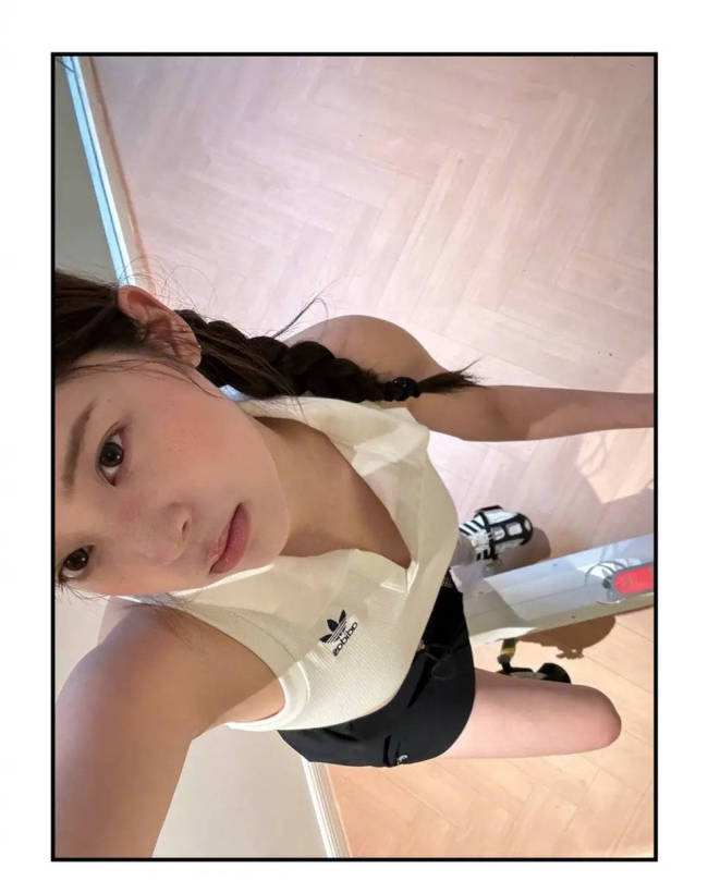欧阳娜娜穿背心配短裤化身运动少女 造型青春灵动
