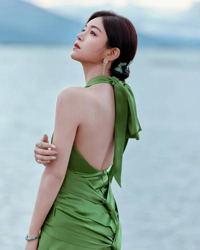陈妍希洱海边散步拍美照 穿绿色露背裙秀雪白肌肤
