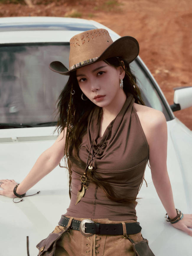 于文文穿大地色服装彰显野性美感 秒变西部牛仔