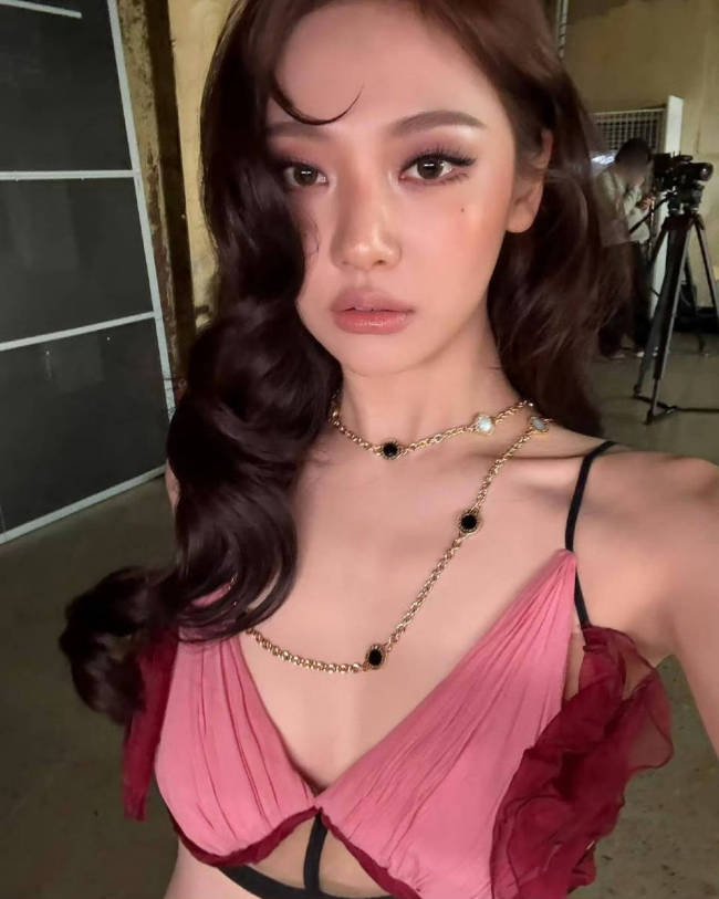Aespa成员宁艺卓晒素颜健身照 练习瑜伽展露好身材