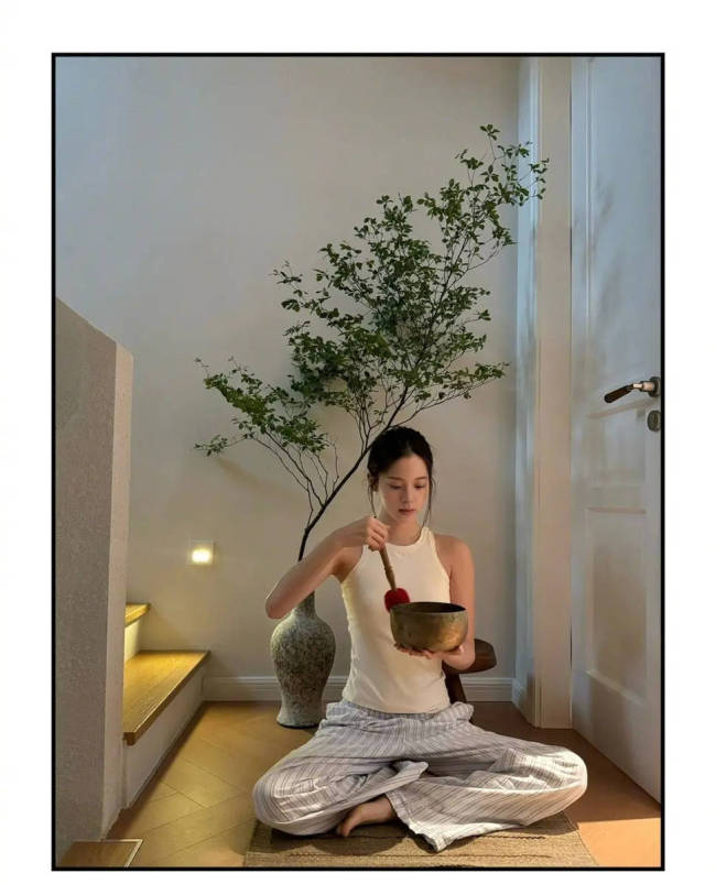 欧阳娜娜穿背心配短裤化身运动少女 造型青春灵动