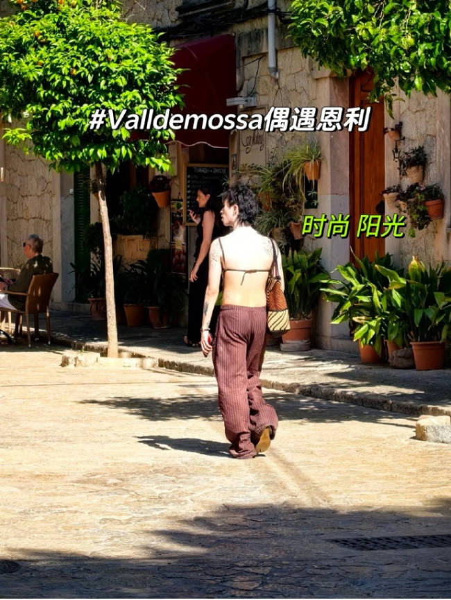 网友在西班牙偶遇恩利 穿肚兜露背装时尚又大胆